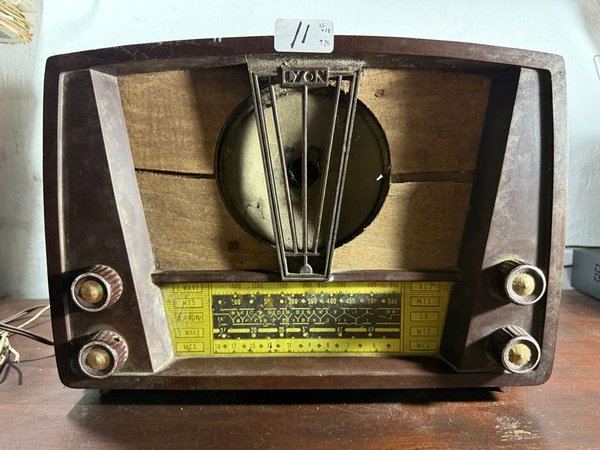 Antigua radio a válvulas marca Lyon Española - Equipos electrónicos - imagen 2
