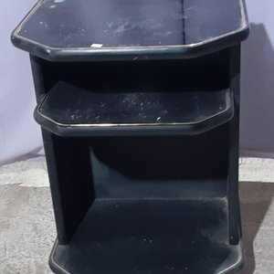 Lote siguiente: Mesa de TV con Vidrio y Ruedas