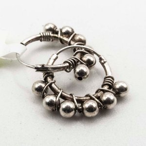 Par de Aros Argolla con Bolitas Plateadas - imagen 2