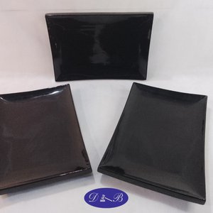 Lote anterior: Set de 3 Platos Rectangulares Negros de Loza