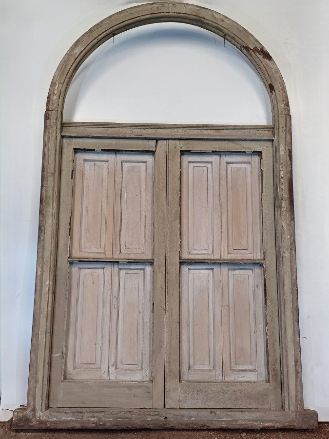 Lote siguiente: Ventana antigua de madera con arco carpanel