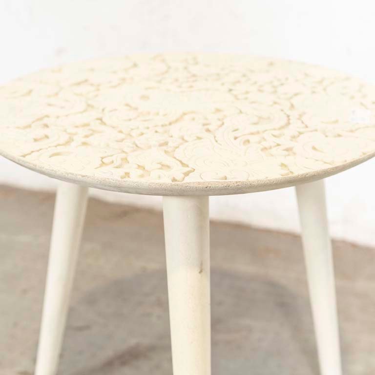 Mesa de living circular con tapa tallada y patas de tres patas - imagen 3
