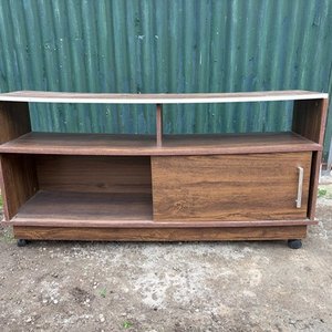 Rack de Madera Marrón con Puerta y Ruedas - imagen 2