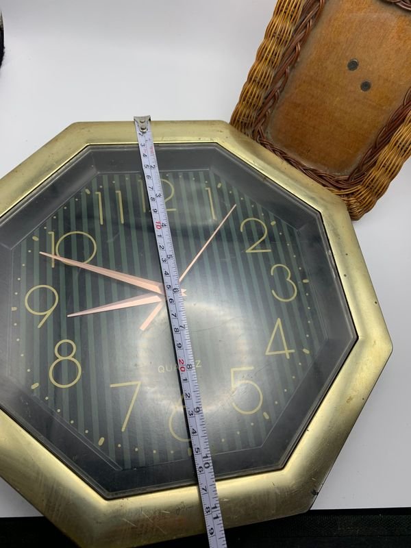 Lote anterior: Reloj de pared y portarretrato con vidrio