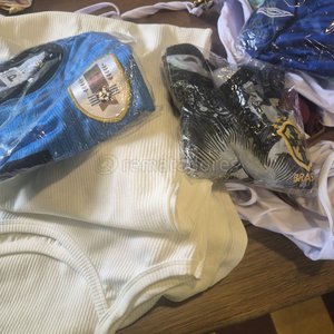 Lote de Ropa Variada: Camiseta Adidas, Camiseta de Fútbol y Prendas con Estampados - imagen 2