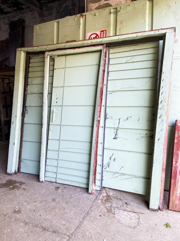 Portón Metálico Basculante Verde y Puerta de Chapa Verde