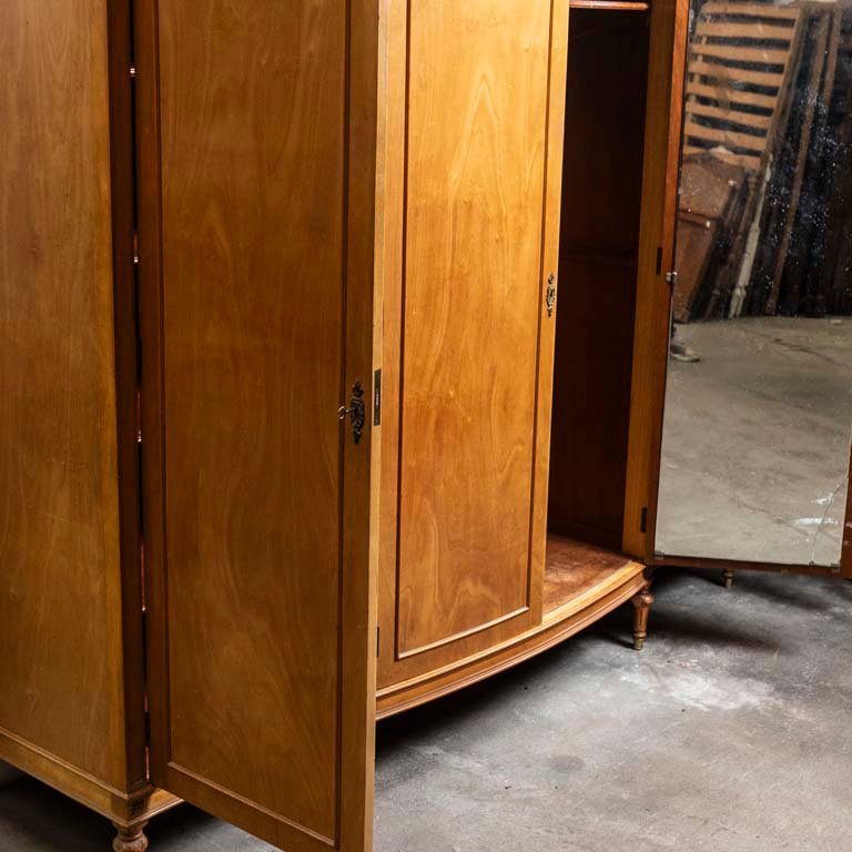 Mueble Luis XVI con molduras talladas y cofre - imagen 3