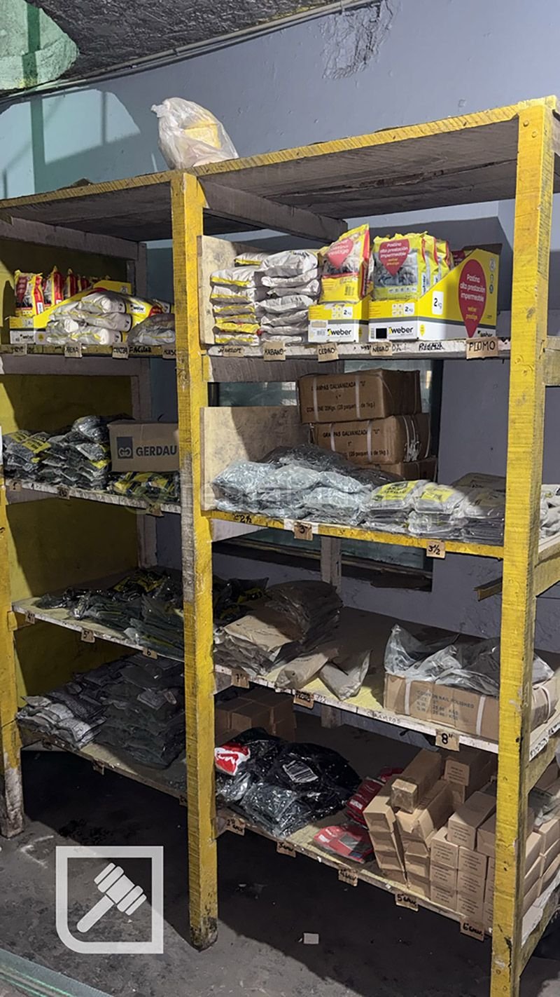 Estantería Metálica con Materiales de Construcción y Ferretería