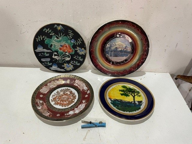 Lote siguiente: Platitos antiguos de porcelana con diseños coloridos