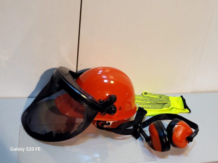 Casco de Seguridad Naranja con Protección Facial, Orejeras y Guantes Verdes