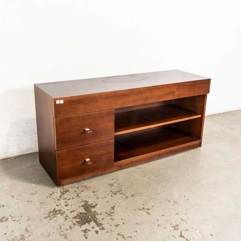 Lote siguiente: Rack de TV rodante con dos cajones y detalles en el lustre