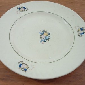 Dos Platos Llanos y un Plato Hondo de Porcelana con Detalles Dorados - imagen 2