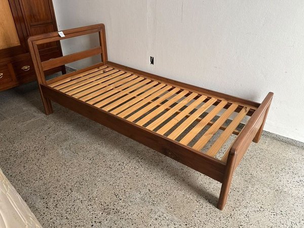 Cama de Madera Una Plaza Estilo Moderno