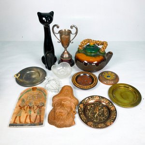 Lote de Adornos Vintage: Gato Negro, Tetera Decorativa, Trofeo y Más - imagen 2