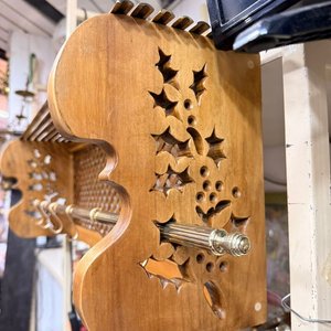 Repisa Antigua de Madera Calada con Ganchos de Bronce - imagen 3