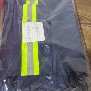 Lote siguiente: Pantalón de Trabajo Talle 58 Azul Marino con Tiras Reflectivas