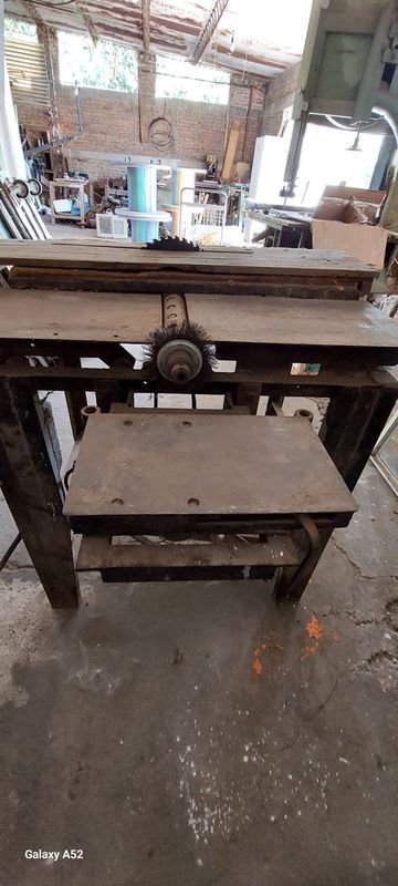 Mesa de trabajo trifásica en madera con diseño antiguo - imagen 9