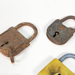 Lote de Cuatro Candados Antiguos de Bronce y Metal (Sin Llave) - imagen 2