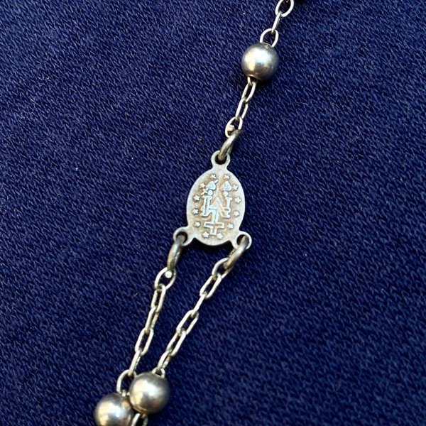 Collar de rosario de plata con cruz y detalles en metal - imagen 7