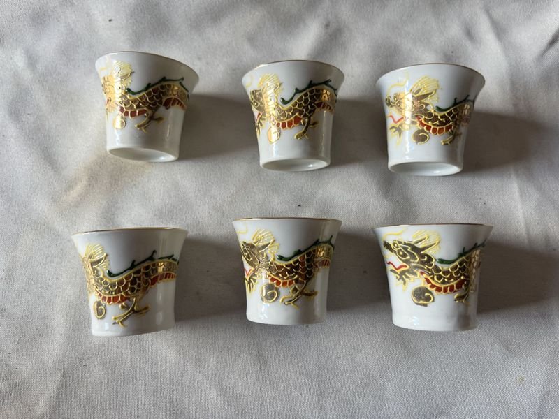Lote siguiente: Vasos de porcelana con diseño de sake
