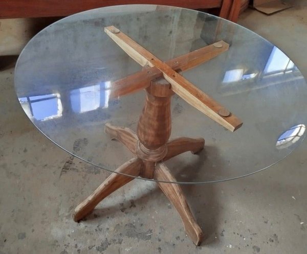 Mesa de vidrio con base de madera