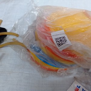 Más de 30 piezas: lentes para natación + conos gorras para natación + gomas para fabricar hondas. - imagen 6