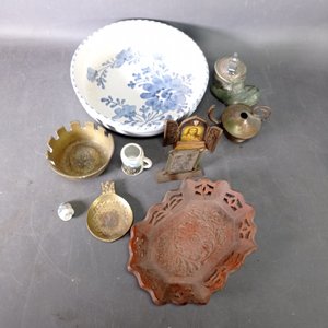 Lote de 9 piezas: Bowl de cerámica, centro de madera, encendedor y objetos de bronce - imagen 3