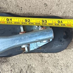 Tráiler Remolque de Un Eje con Rampa de un solo eje de estructura robusta fabricado en acero, ideal para el traslado de vehículos ligeros, maquinaria pequeña, motocicletas o cuatriciclos. Cuenta con una plataforma de carga de chapa antideslizante y rampas traseras abatibles - Con Documentación - imagen 6