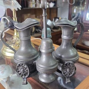 Conjunto Antiguo de Peltre con Soporte Metálico - imagen 2