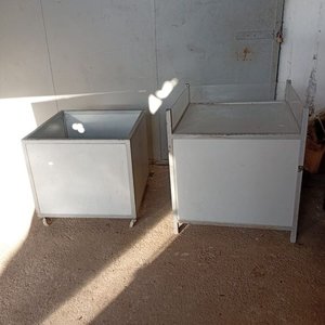 Lote siguiente: 2 Cubos Exhibidores Grises Metálicos con Ruedas