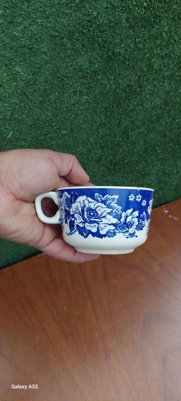 Platos y tazas de porcelana blanca y azul - imagen 19