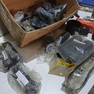 Caja de Repuestos Varios para Volkswagen: Fuelles, Punteros de Dirección y Más - imagen 2