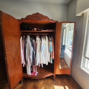 Ropero Antiguo de Madera Oscura con Detalles Tallados - imagen 5