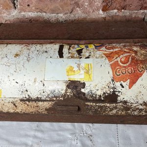 Panera Antigua de Chapa con Desgaste y Óxido - imagen 3