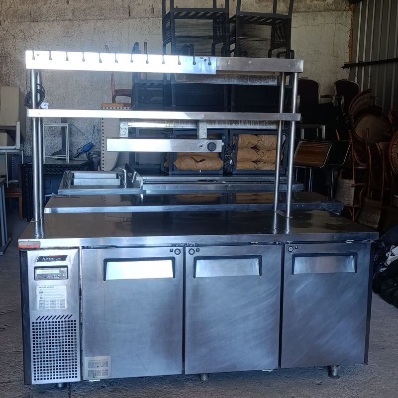 Lote siguiente: Refrigerador Profesional Turbo Air CON SOBRE ESTRUCTURA DE SERVICIO