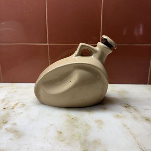 Decantador Cerámico Beige Diseño Clásico con Asa y Tapón - imagen 3