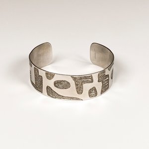 Brazalete de Acero Decorado con Firma - imagen 2
