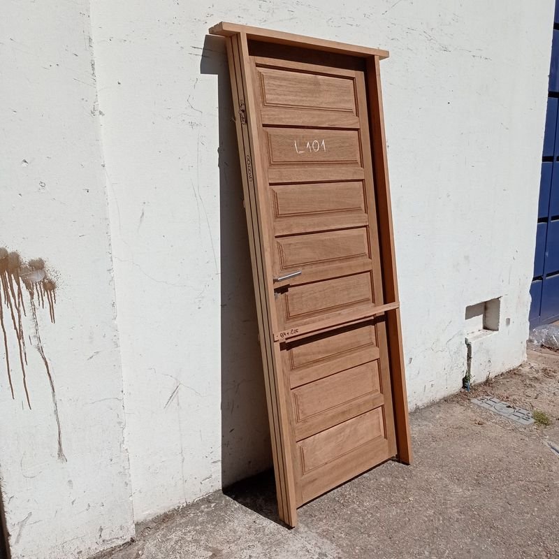 Puerta exterior de madera con cerradura y llaves - imagen 3