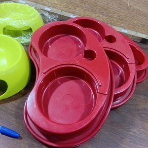 Lote Comederos Nuevos Para Mascotas: 2 Verdes Individuales y 3 Rojos Dobles - imagen 3