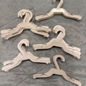 Lote de 52 Perchas Blancas para Ropa de Bebé o Infantil - imagen 2