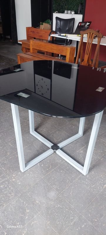 Mesa de comedor moderna y elegante - imagen 5