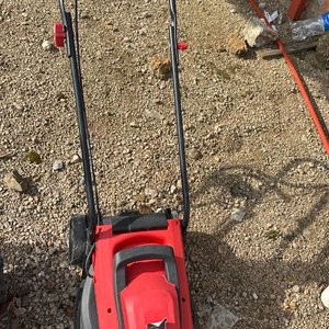 Lote siguiente: Cortacésped Eléctrico Rojo