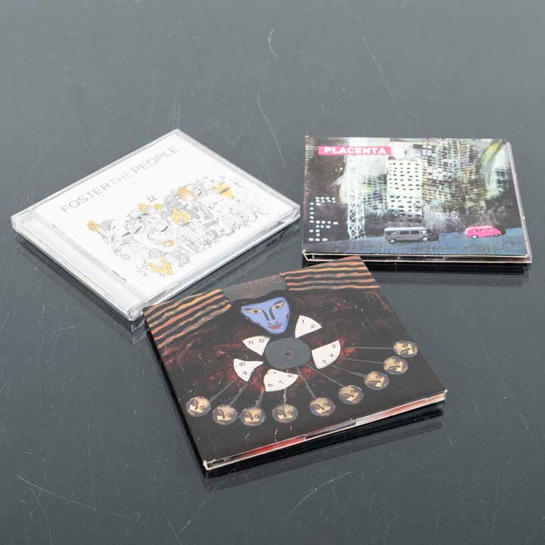 Lote siguiente: 3 CDs de Música: Foster the People, Placenta y System of a Down