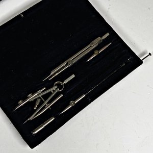 Dos Juegos de Compases de Dibujo Antiguos en Estuche - imagen 3
