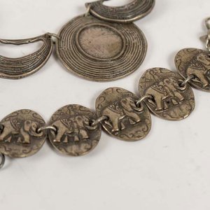 Conjunto de Gargantilla y Pulsera de Metal con Diseños de Elefantes - imagen 2