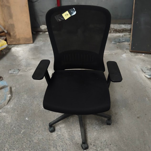 Silla de Oficina Negra con Respaldo de Malla y Ruedas