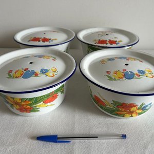 Lote anterior: Set de 4 Bowls Esmaltados Blancos con Tapa y Flores