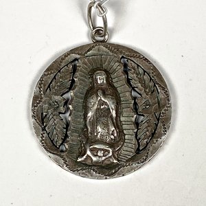 Medalla Religiosa Virgen de Guadalupe sobre Moneda Mexicana "Un Peso" 1944 - imagen 2