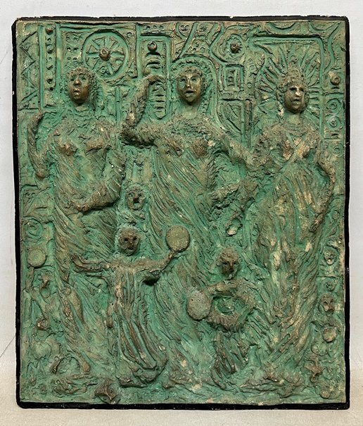Placa de cemento con figuras talladas