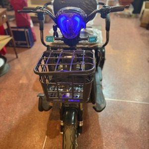 Triciclo Eléctrico Negro con Canasto Frontal y Trasero - imagen 6